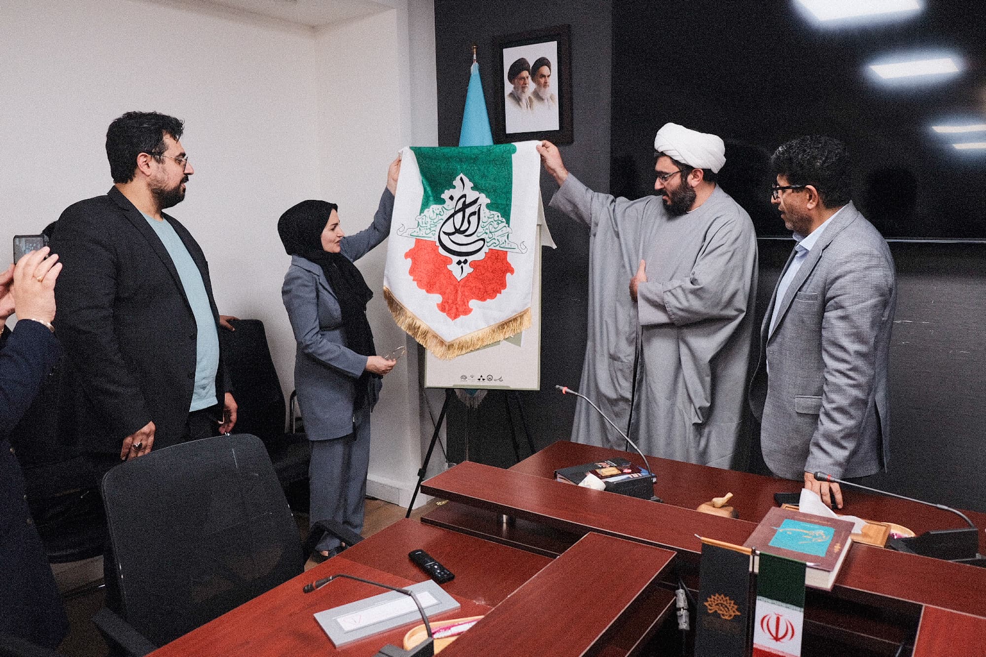عصر شعر و رونمایی از کتاب «روایت نصر» در حوزه هنری استان البرز برگزار شد