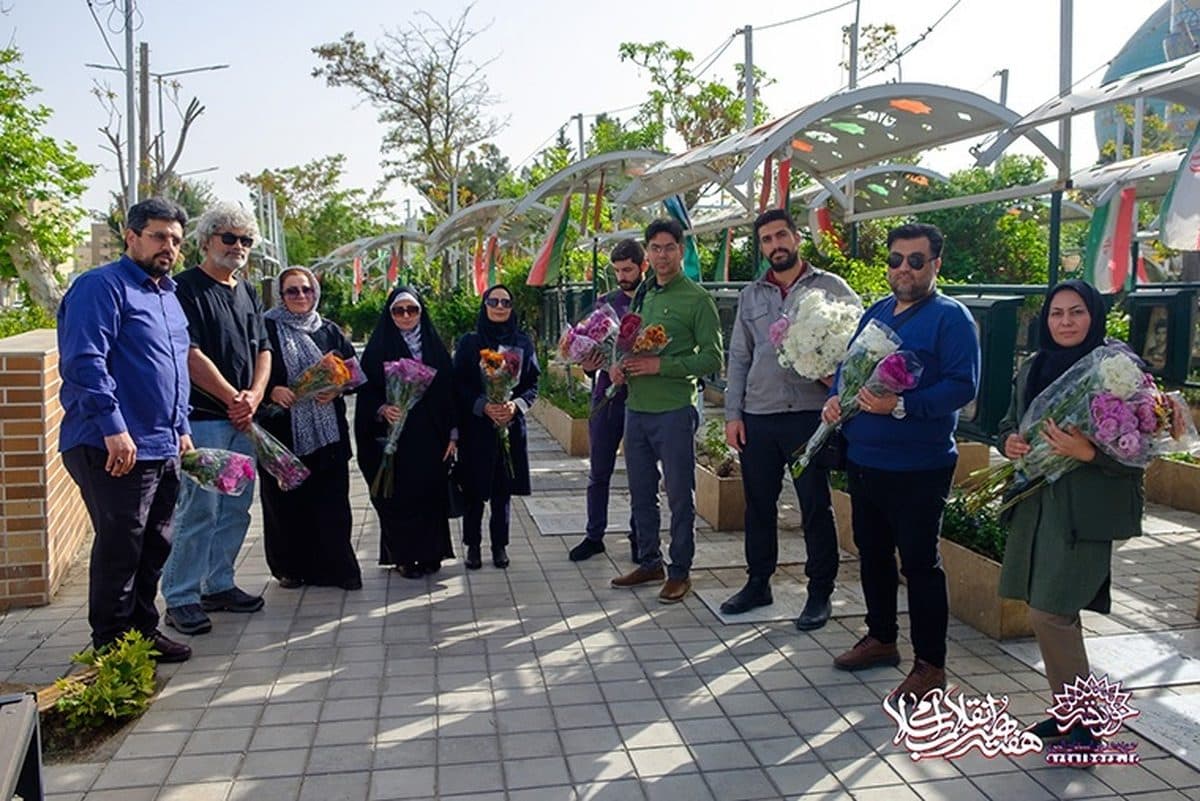 غبار روبی مزار شهدا و تجدید میثاق با آنان در «هفته هنر انقلاب اسلامی» با حضور رئیس حوزه هنری استان البرز و جمعی از هنرمندان