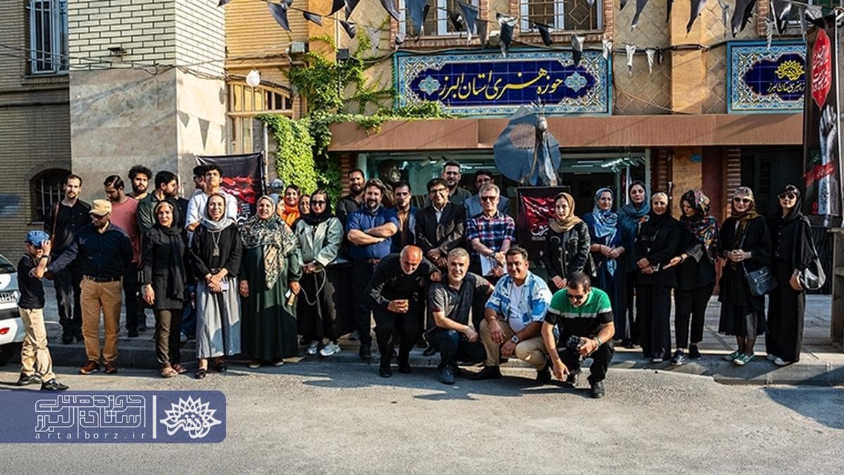 نمایشگاه گروهی عکاسان و طراحان «بیرق سرخ» در حوزه هنری البرز افتتاح شد.