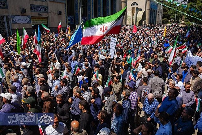 تجمع مردم کرج در مصلی بعد از نماز جمعه که خواستار انتقام سخت شدند