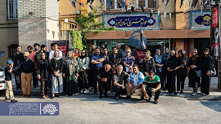 نمایشگاه گروهی عکاسان و طراحان «بیرق سرخ» در حوزه هنری البرز افتتاح شد.