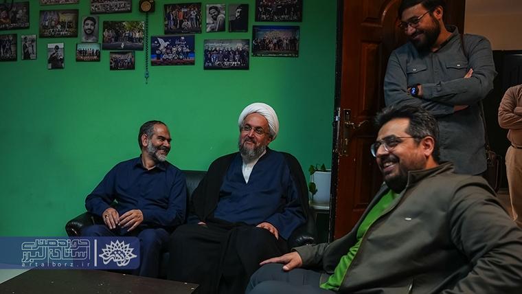 دکتر عباسی از مجموعه رسانه‌ای صدر بازدید کرد و بر حمایت از هنر انقلابی تأکید کرد