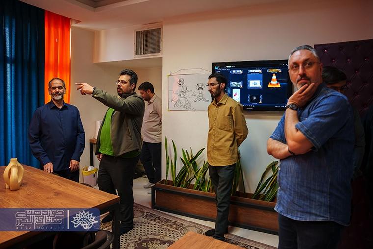 دکتر عباسی از مجموعه رسانه‌ای صدر بازدید کرد و بر حمایت از هنر انقلابی تأکید کرد