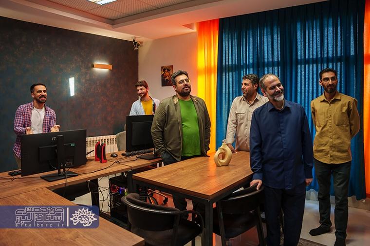 دکتر عباسی از مجموعه رسانه‌ای صدر بازدید کرد و بر حمایت از هنر انقلابی تأکید کرد