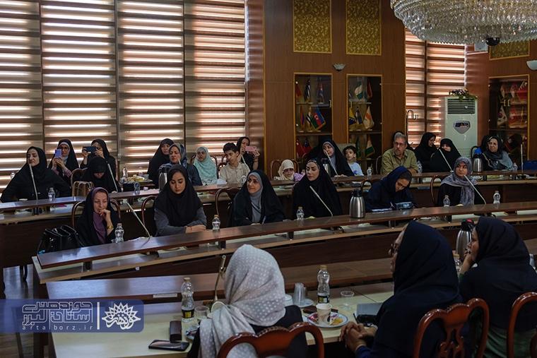 نشست هم‌اندیشی نویسندگان کودک و نوجوان با محوریت ادبیات دفاع مقدس در البرز برگزار شد.